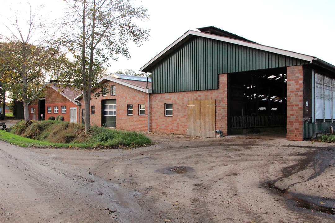 Gebouwen van het melkveebedrijf in het Duitse Leer. - Foto's: Agro emigratie & investeren