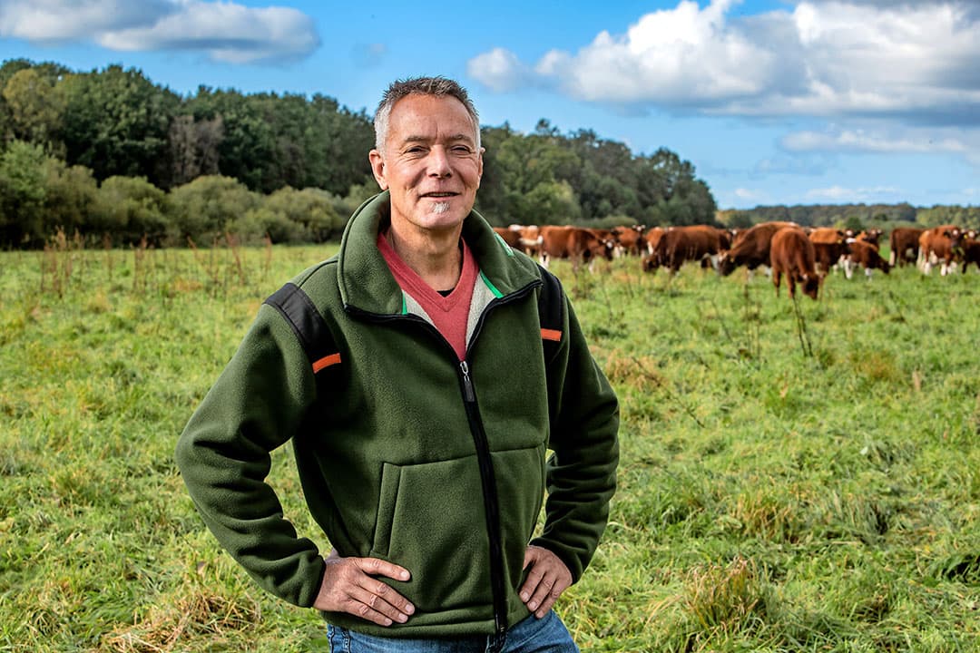 Theo Bakker (58) is coördinator/adviseur natuurinclusieve landbouw bij Staatsbosbeheer. Hij ziet een verschuiving naar natuurinclusieve pachters en zijn organisatie wil daar boeren ook voor gaan belonen binnen het programma Natuurinclusieve Landbouw. - Foto: Ronald Hissink