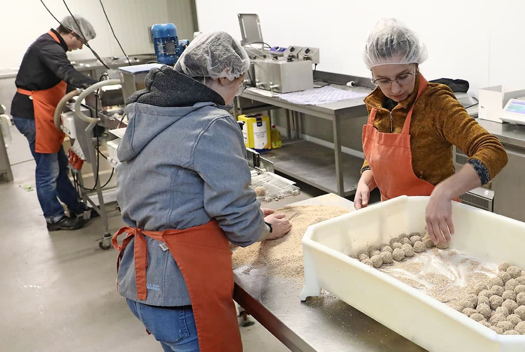 Vleesveehouders Jeroen en Annerie van Bommel maken samen met een bedrijfsmedewerker dagelijks 5.000 Limousin-kroketten en bitterballen. Het verwerken, portioneren en verpakken doen de ondernemers zelf. - Foto: Henk Riswick