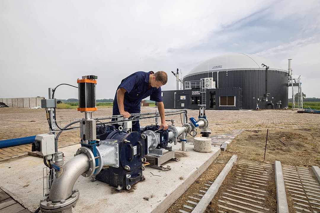 Met mono-mestvergisting produceren melkveehouders groene energie op het boerenerf. Niels van Hooijdonk in het Brabantse Achtmaal moet zichzelf bijna dwingen om dagelijks een kwartiertje tijd aan de mono-mestvergister te besteden. “De installatie draait goed”, zo geeft de melkveehouder aan. - Foto: Peter Roek