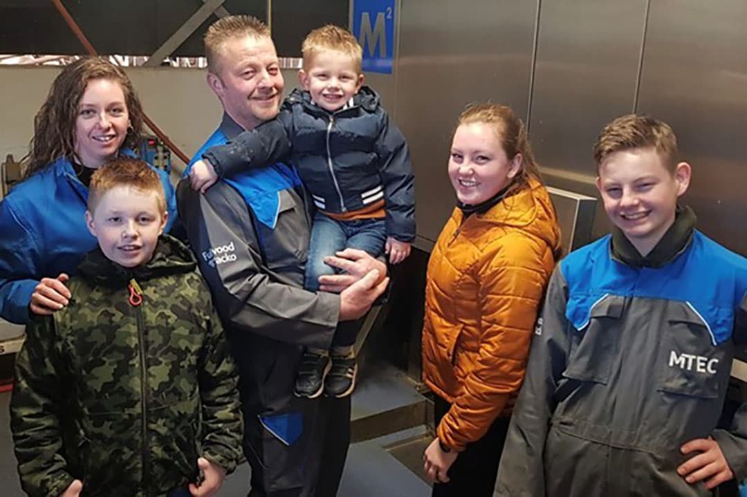 Met gepaste trots poseren melkveehouders Gerjan (44) en Jinny (41) Kruidhof samen met hun kinderen bij één van de melkrobots. Van links naar rechts: Robert (11), Yordan (4), Alyda (16) en Edward (14). - Foto: Fullwood