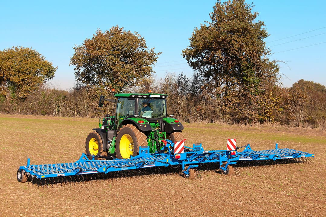 De tanden van de Pressius-wiedeg zijn individueel opgehangen. In iedere tandhouder zitten twee veertjes, waarmee elke tand bodemvolgend is. - Foto's Carré.