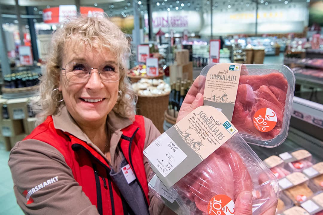 DekaMarkt verkoopt onder de naam Hamletz ‘scharrelvlees van Annechien’. 95% van het varkensvlees bij Detailresult, dat naast DekaMarkt ook Dirk exploiteert, heeft minimaal 1 ster Beter Leven-keurmerk (BLk) of hoger. - Foto: Cor Salverius Fotografie
