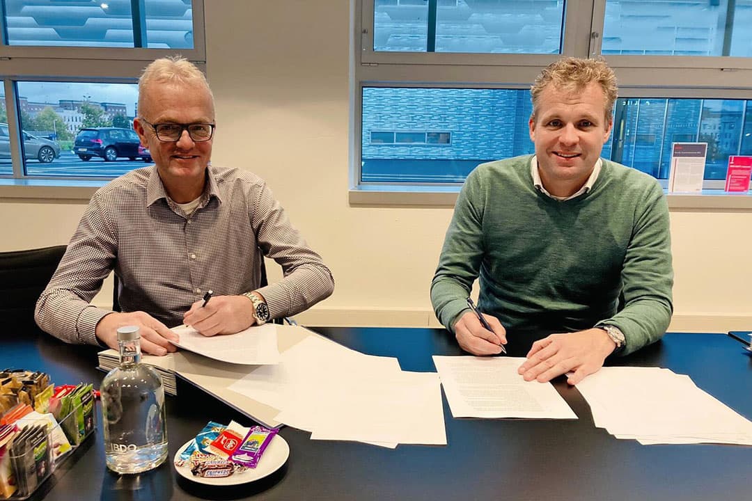 Geert-Jan de Kok (links) verkoopt zijn vestigingen aan Lex Zandbergen (rechts), directeur van John Deere-dealer Kraakman. - Foto: Kraakman