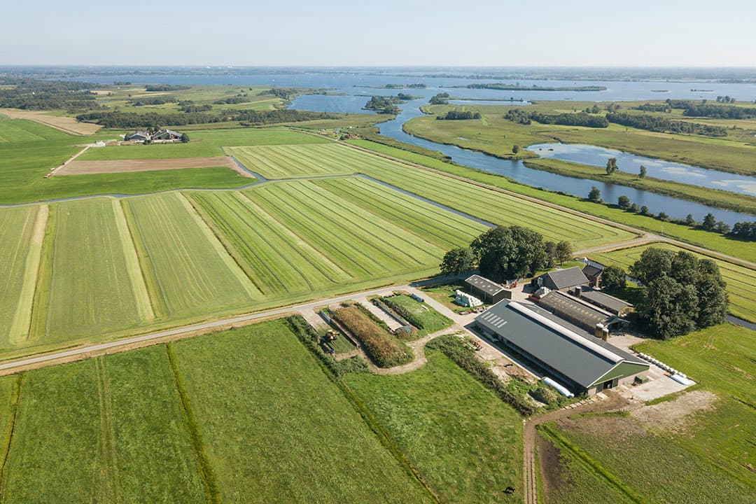 Boeren in de omgeving van een Natura 2000-gebied. De vraag is of vrijwillige opkoopregelingen en de vrijwillige aanpassing van stallen met de inzet van subsidies voldoende animo hebben onder boeren. - Foto: Koos Groenewold