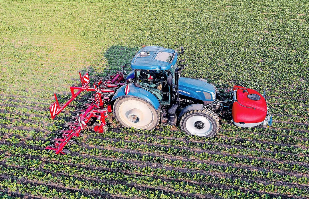 De SprayHub - met eigen regeling, roerwerk en reiniging - is in feite een volwaardige spuit, maar dan zonder spuitbomen. - Foto's: Lemken.