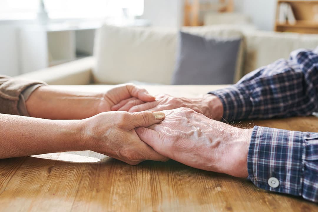 De verbinding in kwetsbaar zijn, komt tot stand op het moment dat de ander ingaat op jouw uitnodiging en daar respectvol mee omgaat. - Foto: Canva
