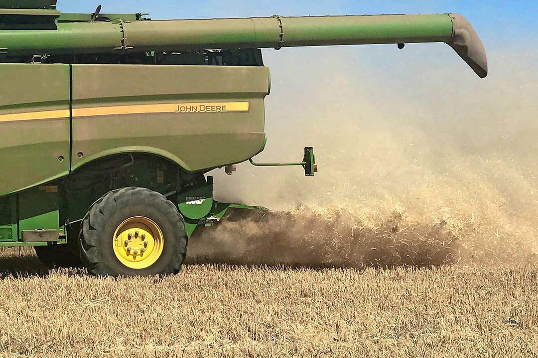 De weed seed crusher (of mill) komt achter in de maaidorser en verplulvert resistente onkruidzaden die in het kaf verborgen zitten. - Foto: Redekop
