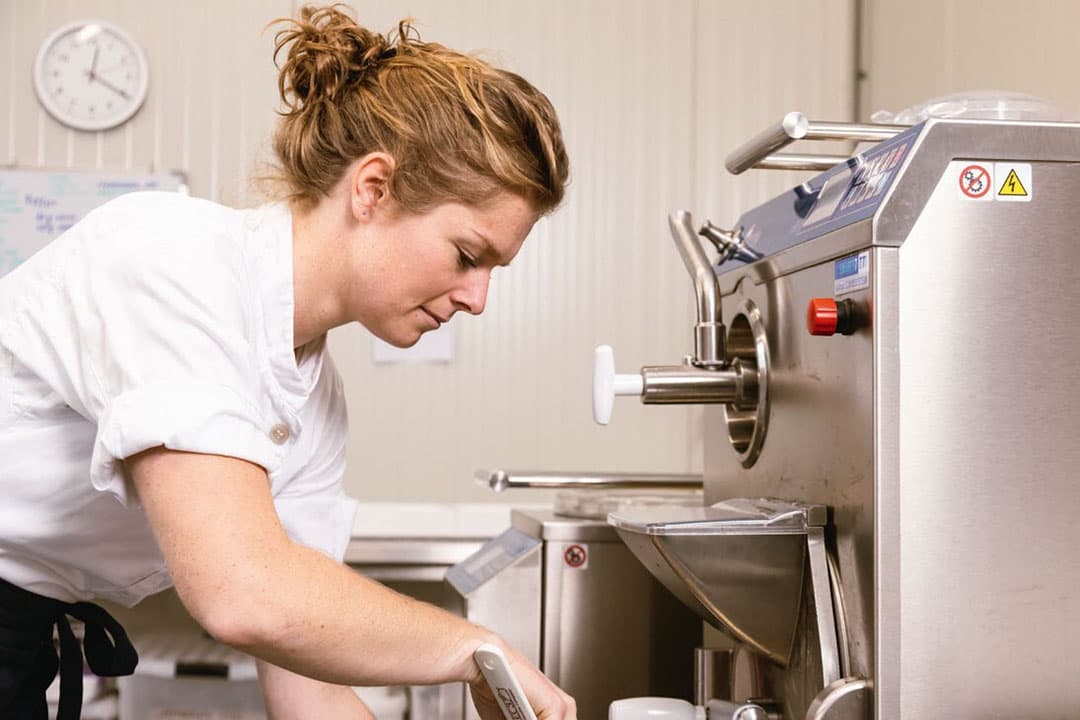 Rianne van der Helm in haar eigen ijsmakerij. - Foto: Valmar