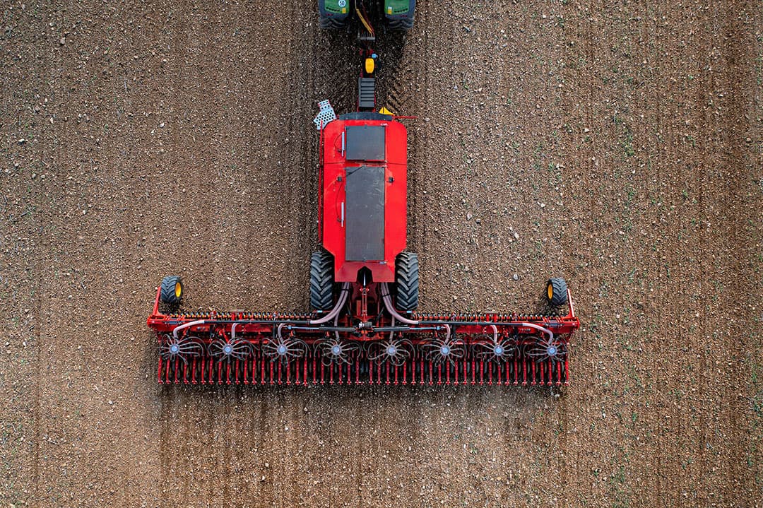 De Väderstad 1200C is herkenbaar aan de dubbele tank: voor 2.200 liter en achter 5.000 liter. Acht Fenix III-verdelers sturen zaad/kunstmest naar elk 12 kouters. - Foto's: Väderstad