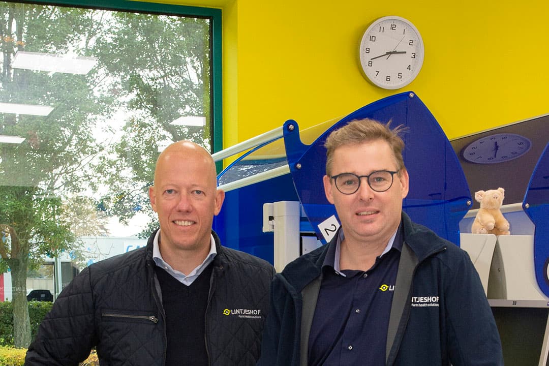 Marcel Koppens (44) (links) en Karel Vandamme (47) zijn bij Dierenartsenpraktijk Lintjeshof mede verantwoordelijk voor de veterinaire strategie in de varkenshouderij. Karel Vandamme, dierenarts en al 17 jaar aan Lintjeshof verbonden belicht de veterinaire kant. Marcel Koppens, landbouweconoom en 2,5 jaar in dienst bij de DAP neemt de commerciële kant voor zijn rekening.