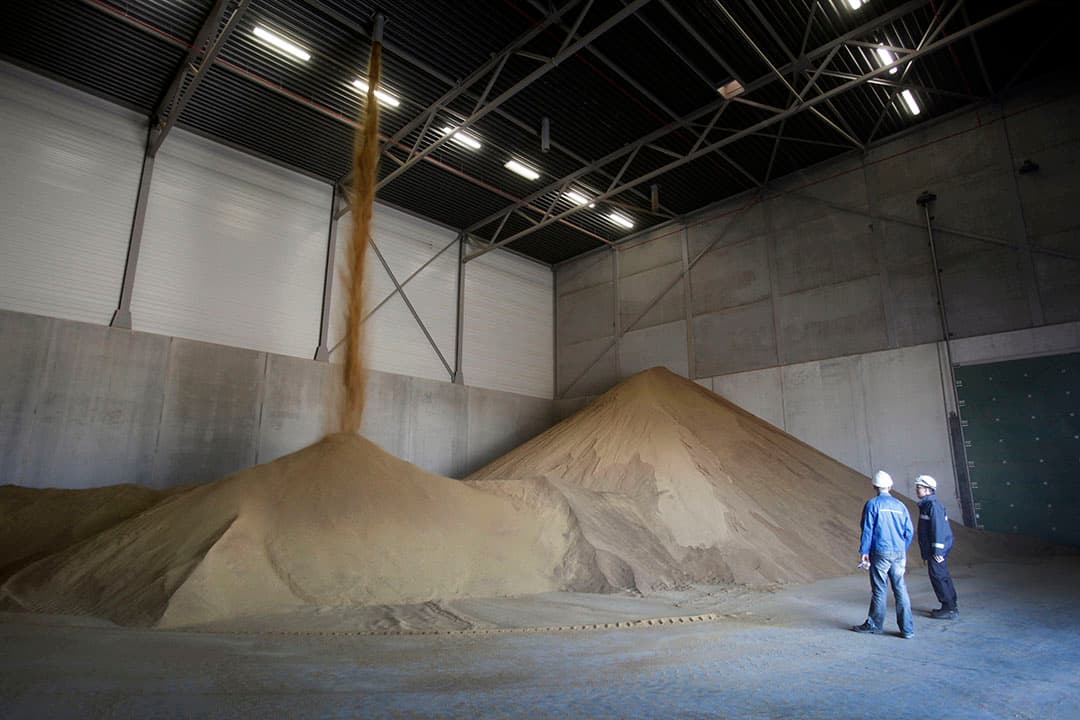 Bio-ethanolfabriek in Rotterdam. De vraag naar bio-ethanol en biodiesel daalt volgens de Rabobank. - Foto: Roel Dijkstra