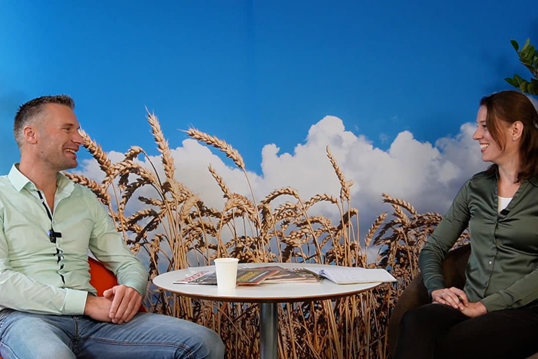 Harm Wientjes, projectleider bij DLV, in gesprek met Boerderij-redacteur Lydia van Rooijen over de kansen van monomestvergisters. - Foto: Misset