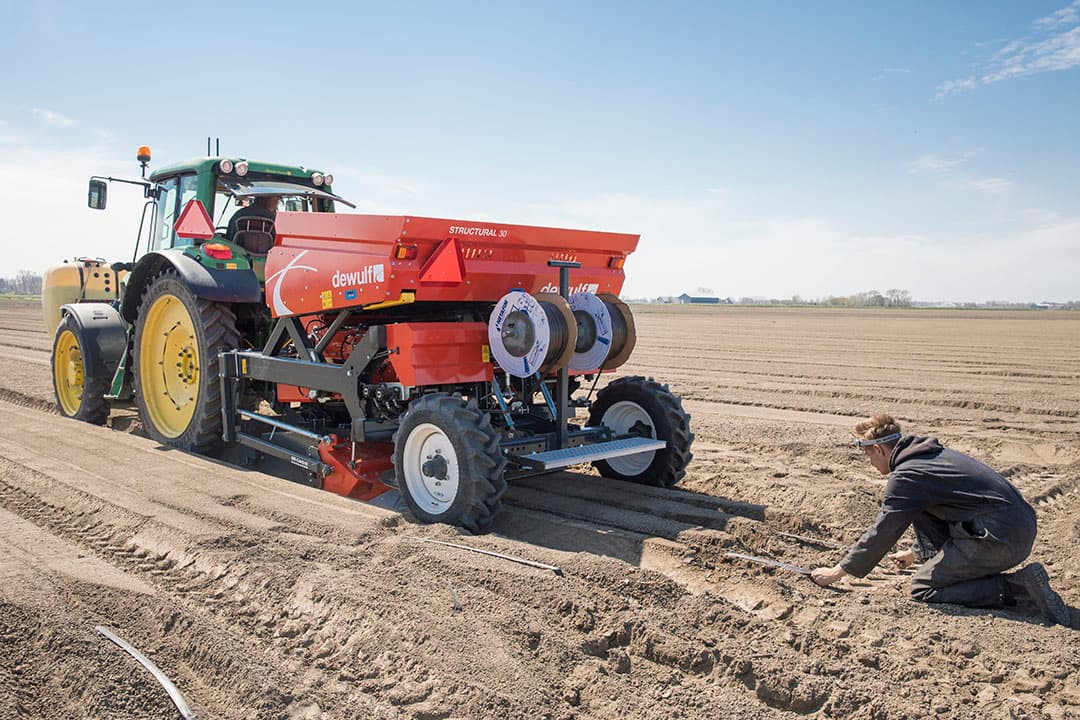 Klaas Schenk teelt zijn pootaardappelen in bedden, gelijk met het poten legt hij de druppelslangen in het bed. Door deze teeltmethode is het gewas beter bestand tegen droogte. - Foto: Koos Groenewold