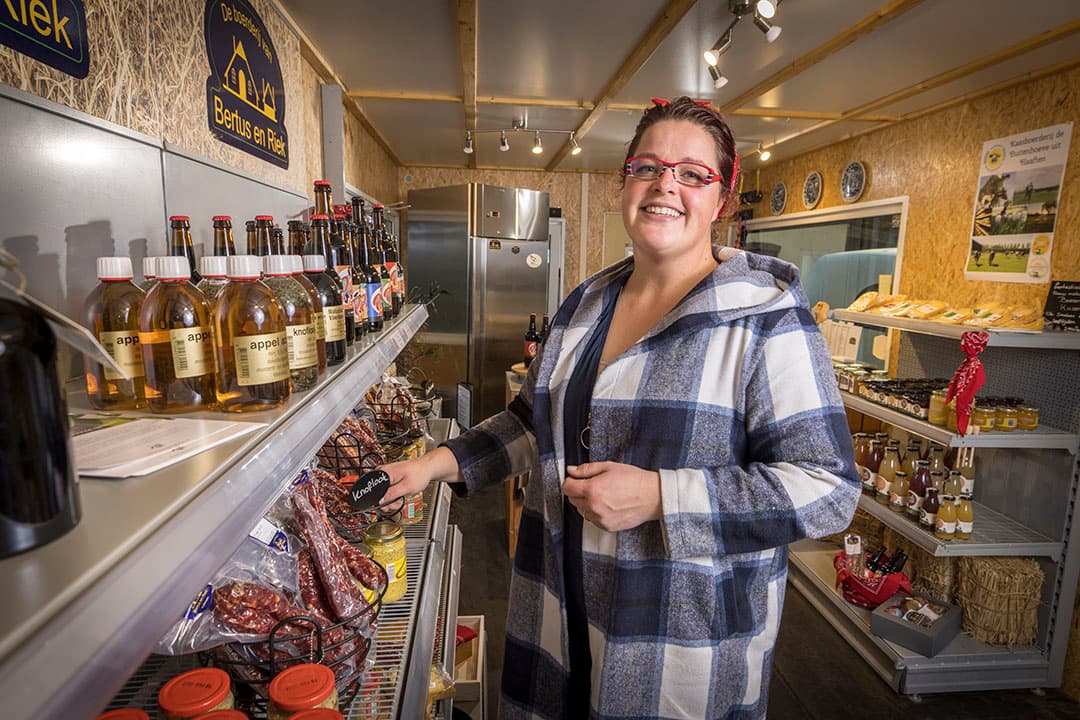 Else-Mein Jochems (32) woont in Beekbergen (Gld). Met haar ouders en broer vormt ze een v.o.f. met akkerbouw, pluimvee en varkens. Ook is er een boerderijwinkel. - Foto's: Koos Groenewold