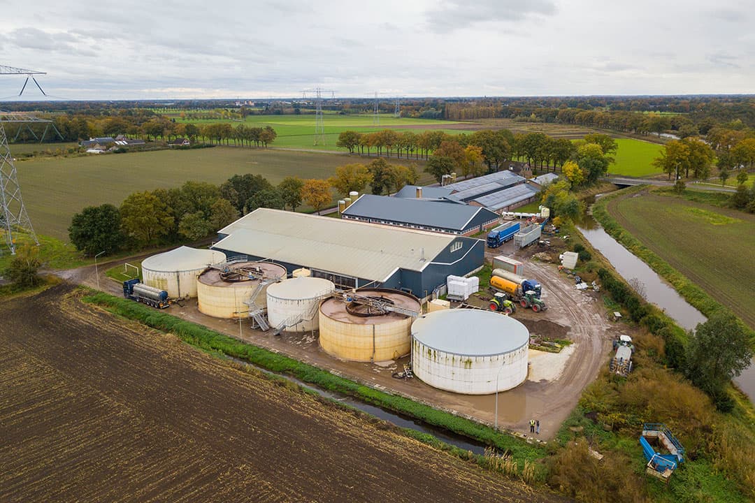 Op de voorgrond de ontvangstsilo's voor de mest en de tanks voor biologische verwerking. De dikke fractie wordt bewerkt en exportwaardig gemaakt. - Foto's: Bert Jansen