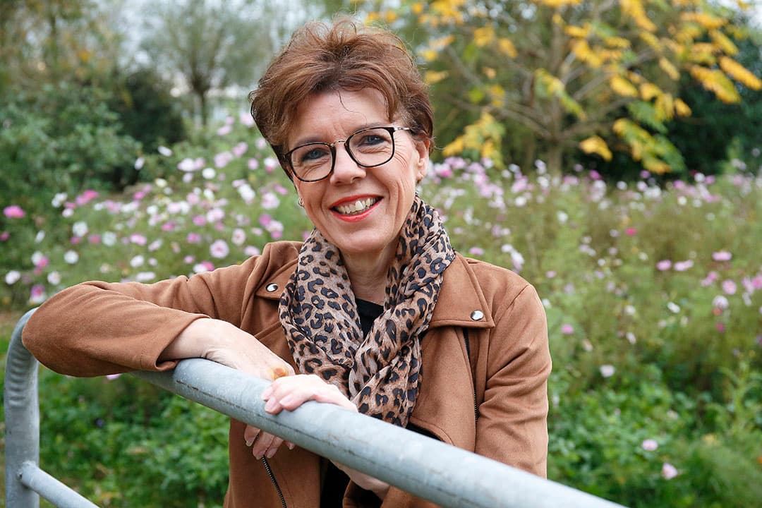 Leonie Bramel (56) is getrouwd met Hein Krebber (58). Ze hebben vier dochters: Lotte (23), Sanne (21), Riske (19) en Lieke (18). Ze wonen in Megchelen (Gld.) en  hebben een bedrijf met 120 melkkoeien. - Foto's: Hans Prinsen