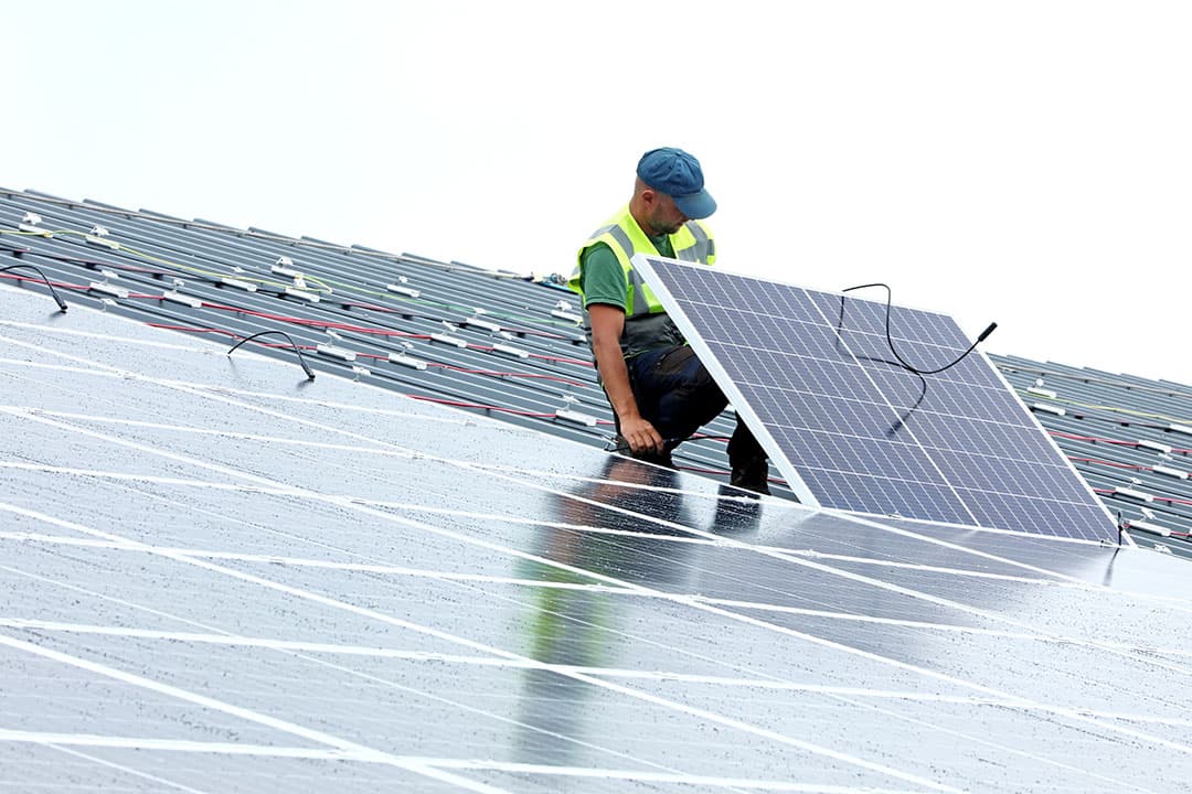 Van alle manieren om eigen energie op te wekken zijn zonnepanelen het meest toegepast en zullen de komende jaren verder toenemen. Windmolens en monovergisting komen ook van de grond maar gaat langzamer. - Foto: Henk Riswick