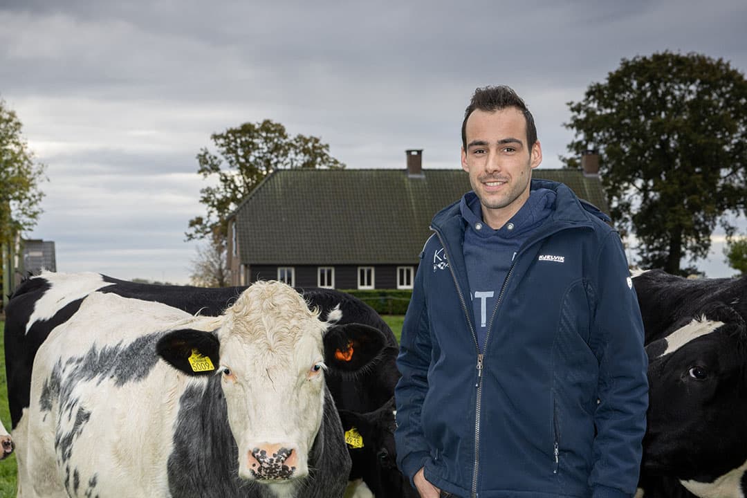 Lars Buiks (26) woont in Rucphen (N.-B.) en heeft samen met zijn ouders 110 melkkoeien plus jongvee op 55 hectare. - Foto's: Peter Roek