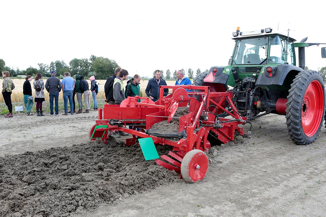 Juni 2018: Presentatie op de Biovelddag van de symetrisch werkende de voorloze beddenploeg. - Foto: Ton Kastermans