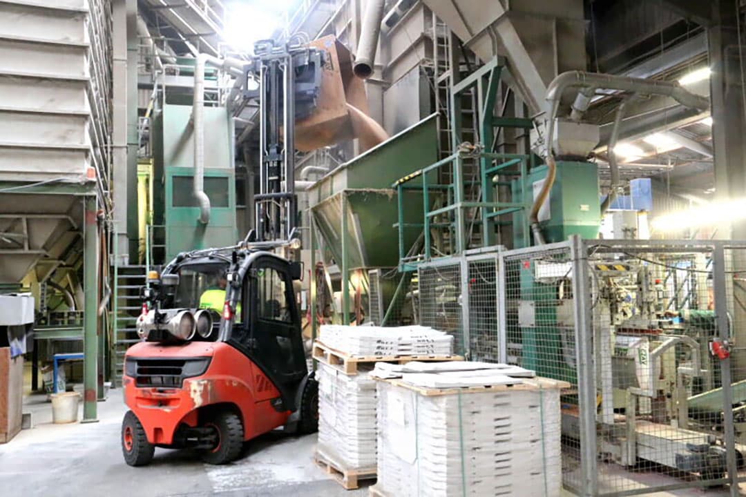Bij coöperatie CZAV in Wemeldinge wordt een kist met NAK gekeurd tarwezaad in de bunker van de opzakinstallatie gestort. - Foto's: Anton Dingemanse