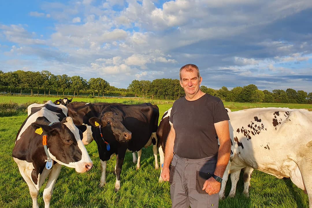 Melkveehouder Bram van Gijssel in Oosterwolde (Fr) is enthousiast over PMR+. “Toen we afgelopen winter begonnen met het voeren van PMR+, scheelde dat 400 gram eiwitmengsel per koe per dag."  - Foto: De Heus
