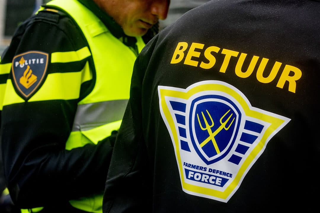 Bestuur van Farmers Defence Force in gesprek met de politie tijdens een boerenprotest. - Foto: ANP