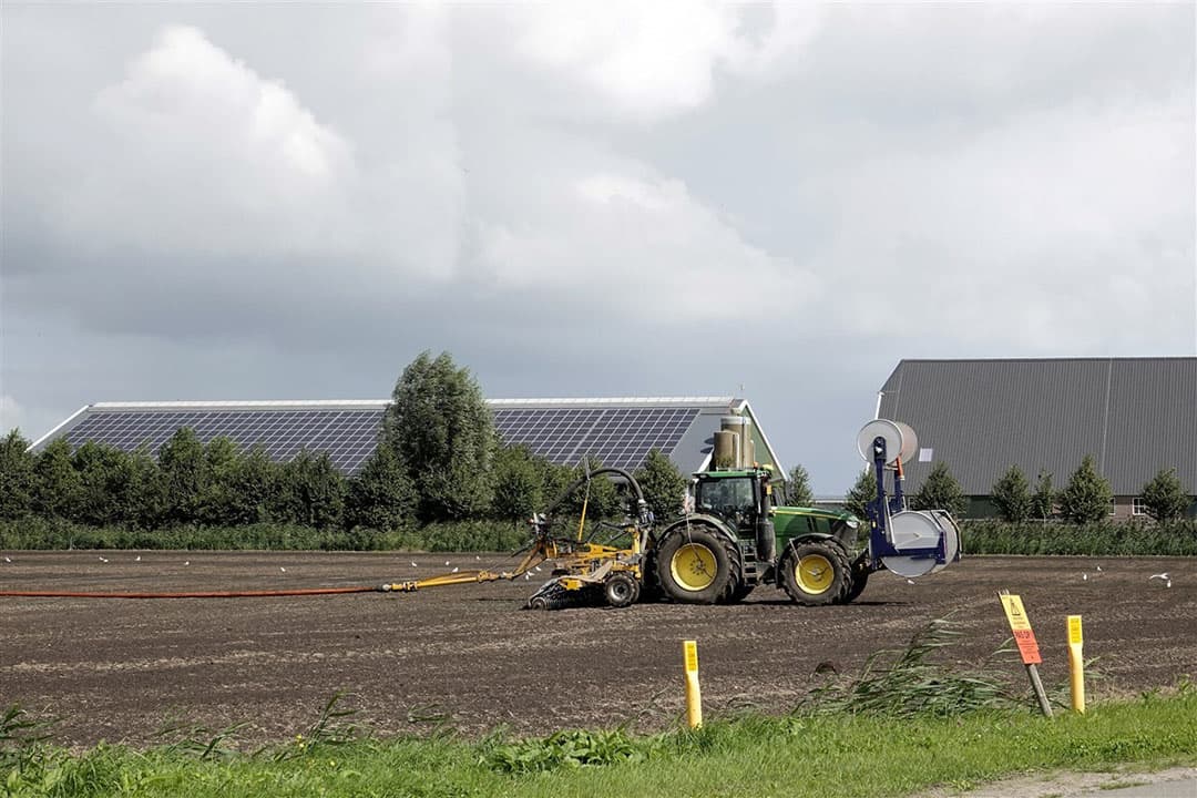 Voor boeren die willen investeren in zonnepanelen of een windmolen, is het lastig om een aansluiting te krijgen op het net. - Foto: ANP