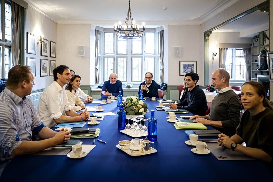Eind oktober. De formerende partijen aan tafel op landgoed De Zwaluwenberg voor de voortgang van de formatiegesprekken. - Foto: ANP