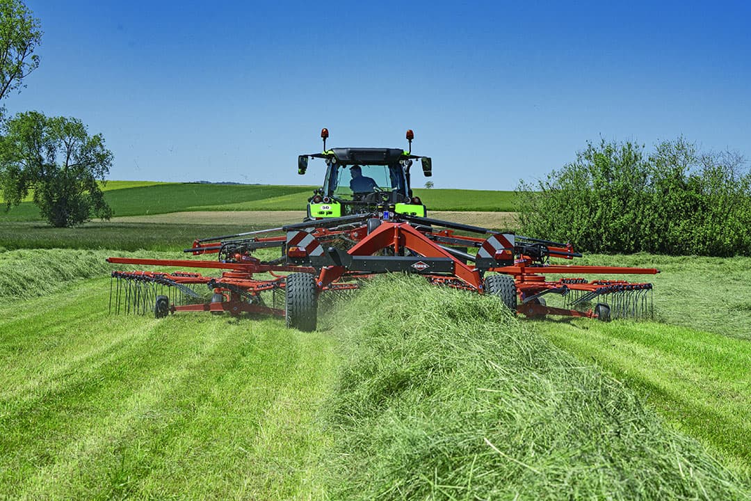 Afhankelijk van wat het best uitkomt voor de volgende werkgang, legt de Kuhn middenafleghark een vierkantig zwad neer van 1,40 tot 2,30 meter breed. - Foto: Kuhn