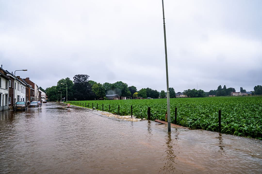 Overstroming in Limburg, afgelopen zomer. Weersextermen hebben direct invloed op het werk van boer en tuinder. - Foto: Bert Jansen