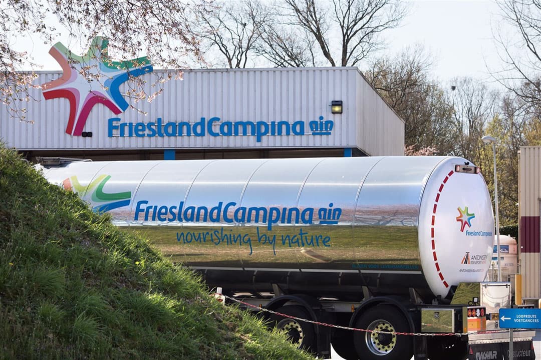 Een RMO van FrieslandCampina lost melk bij de fabriek in Lochem. - Foto: ANP