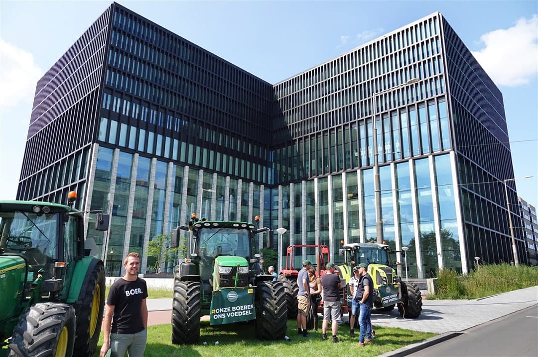 Boeren bij de rechtbank deze zomer waar uitspraak werd gedaan in de zaak waarbij Agractie aangifte deed tegen een anti-zuivelcampagne van de organisatie Dier&Recht. - Foto: ANP