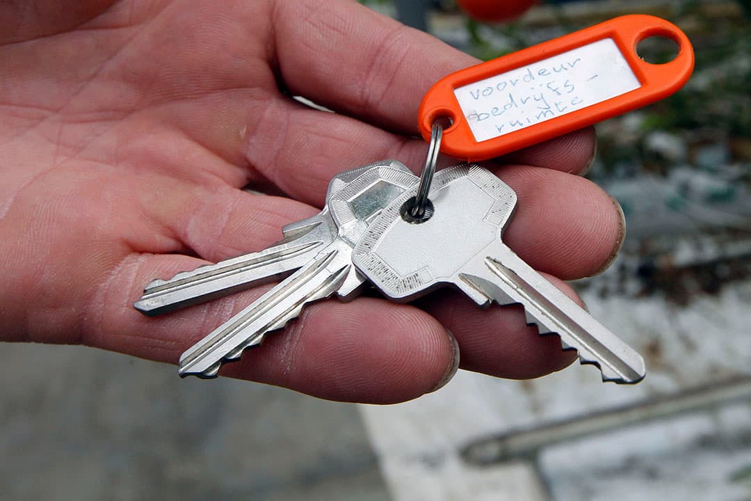 Overdracht van sleutels van de een naar de ander. NAJK zet samen met LTO Nederland en ministerie van LNV een Kenniscentrum Bedrijfsovername op, waarin alle beschikbare informatie en ervaringen over het proces te vinden zijn. - Foto: Bert Jansen