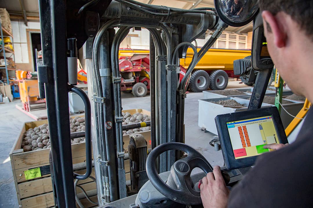 Akkerbouwer bekijkt data op zijn smartphone. Van belang is dat boeren meer zicht gaan krijgen op de processen op hun bedrijf, vindt columnist Anne Bruinsma. - Foto: Jan Willem van Vliet