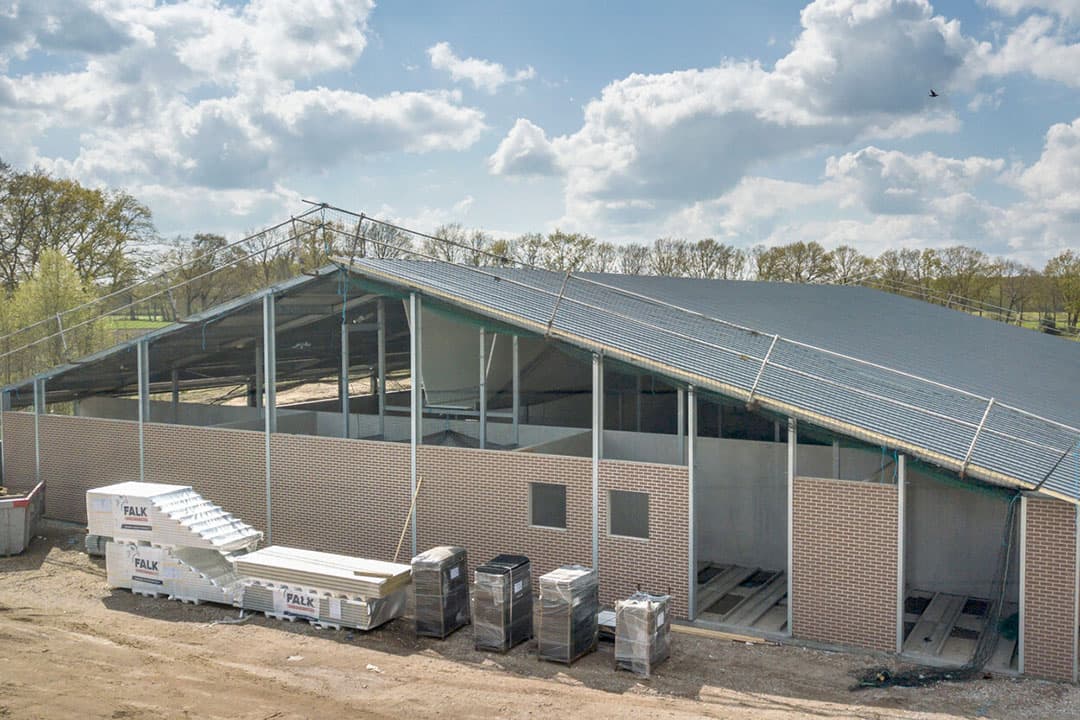 De nieuwe kraamstal met vrijloopkraamhokken, hier nog in aanbouw. - Foto: Koos Groenewold
