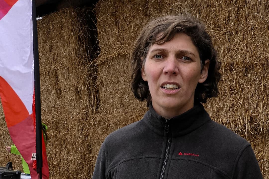 Bedrijfsleider Marijke Van Looveren van de Hooibeekhoeve in Geel vertelt over het nut van melktaxi's. - Foto: Still uit video