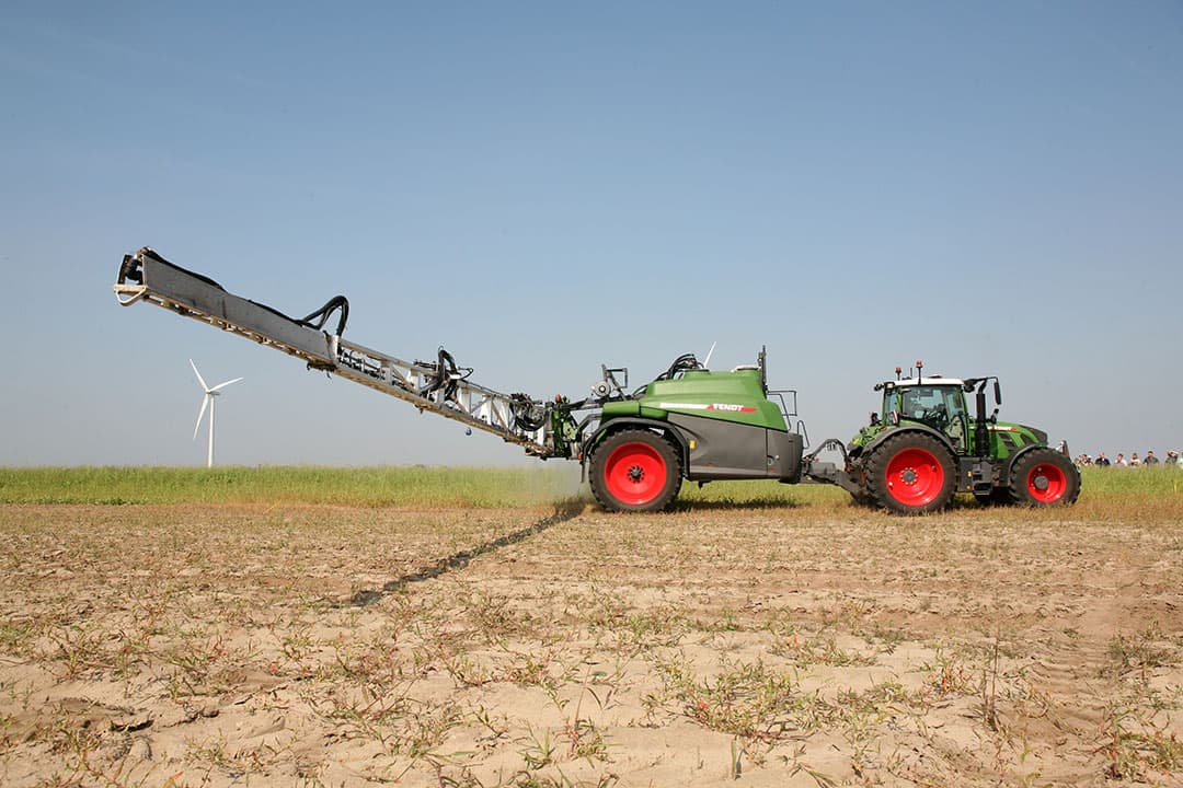 Veldspuit uitgerust met PWM-techniek. Strikt genomen geen anti-drifttechniek. Maar doordat bij variatie in afgifte en snelheid de druppelgrootte gelijk kan blijven kan het systeem wel tsteeds met een voldoende grote druppel worden gespoten. - Foto: Boerderij