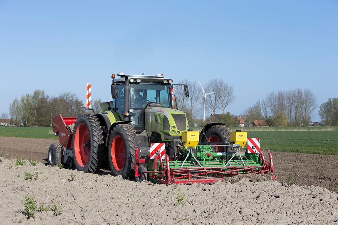 Vanaf 1 november faseert KPN het 3G-netwerk uit. Dit heeft gevolgen voor oudere modems van gps-systemen en stuurautomaten zoals deze. Een telefoontje kan je RTK-correctiesignaal eruit gooien en geen verbinding betekent geen correctie en dus stilstand. - Foto: Anne van der Woude