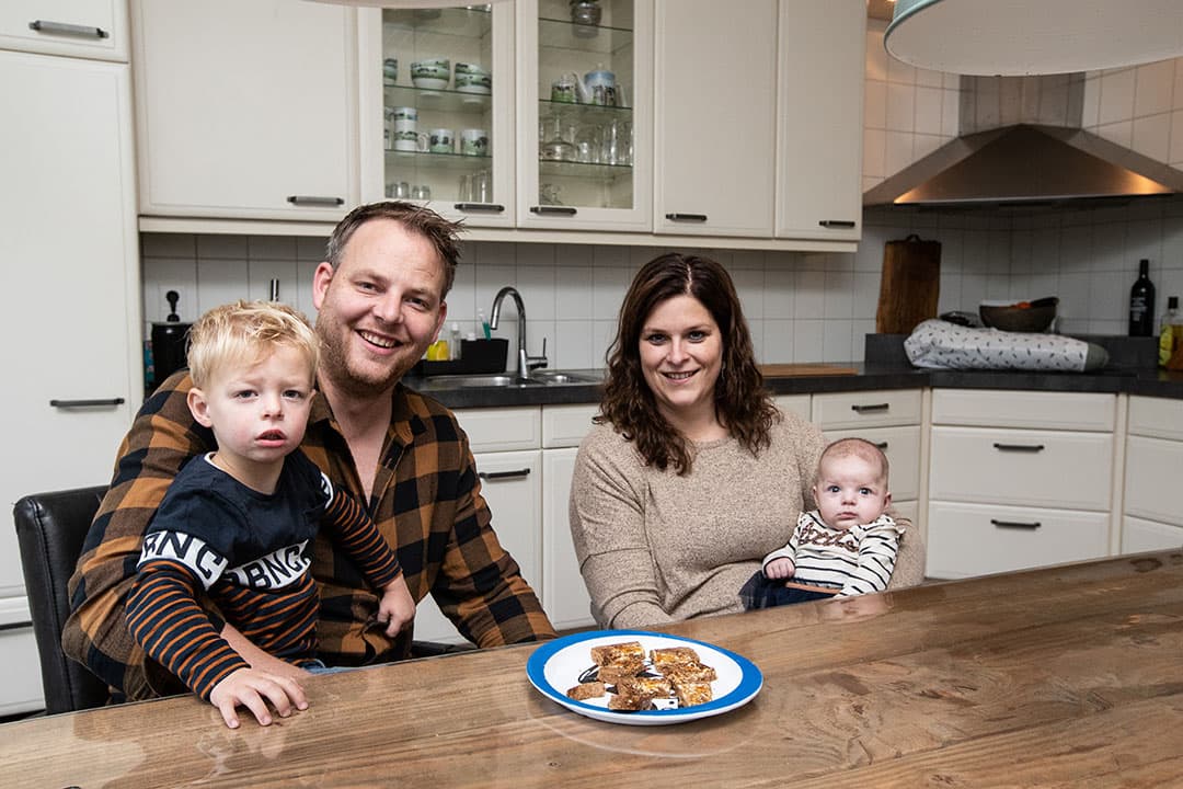 Remco (36) en Regina (33) de Vos-Boer, zoon Ruben (2) en dochter Ella (11 weken) wonen in Lemelerveld (Ov.). Remco runt met zijn ouders het melkveebedrijf met 250 koeien en 135 stuks jongvee op 75 hectare eigen grond en 15 hectare pacht. Regina staat aan het roer van de Boer’n Xpeditie, het maisdoolhof en ze verzorgt de kalfjes. Ze werken beiden fulltime op de boerderij. - Foto's: Ronald Hissink
