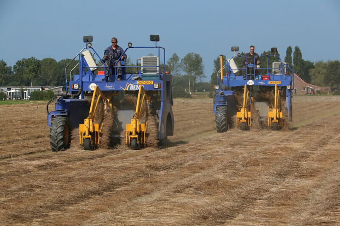 Timmers Agroservice uit het Zeeuwse Kerkwerve keert een perceel vlas bij Scharendijke voor Schouwen-Agro, een akerbouwcombinatie van 4 akkerbouwers op Schouwen. - Foto's: Anton Dingemanse
