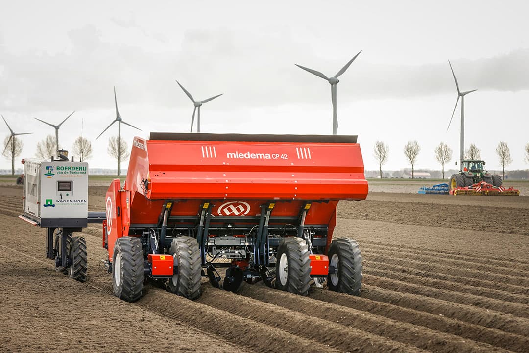 In het voorjaar pootten de AgroIntelli Robotti-robot en een Dewulf-pootmachine aardappelen op de Boerderij van de Toekomst. Dat ging verrassend goed en die actie was mede aanleiding om tijdens de demodag op 14 oktober diezelfde Robotti te laten werken met een aangepaste Dewulf-loofklapper. - Foto: Koos Groenewold