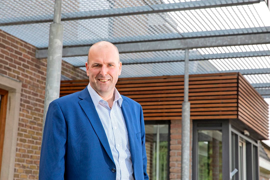 Jos Ebbers ziet onvoldoende uitvoeringscapaciteit bij het Rijk voor een gestructureerde aanpak om stikstofuitstoot terug te dringen én bij gemeentes om bestemmingsplannen aan te passen. Hij ziet kansen voor de sector om het roer in handen te nemen. - Foto's: Anne van der Woude