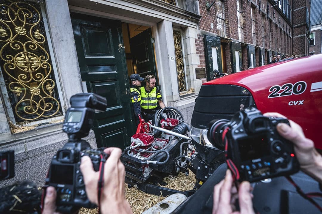 Tijdens de protesten in Groningen werd de deur van het provinciehuis ingereden. - Foto: ANP