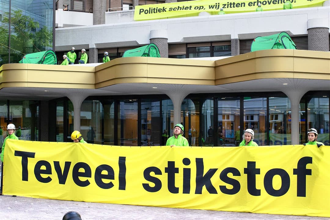 Greenpeace voert actie op het dak van de Tweede Kamer. - Foto: ANP