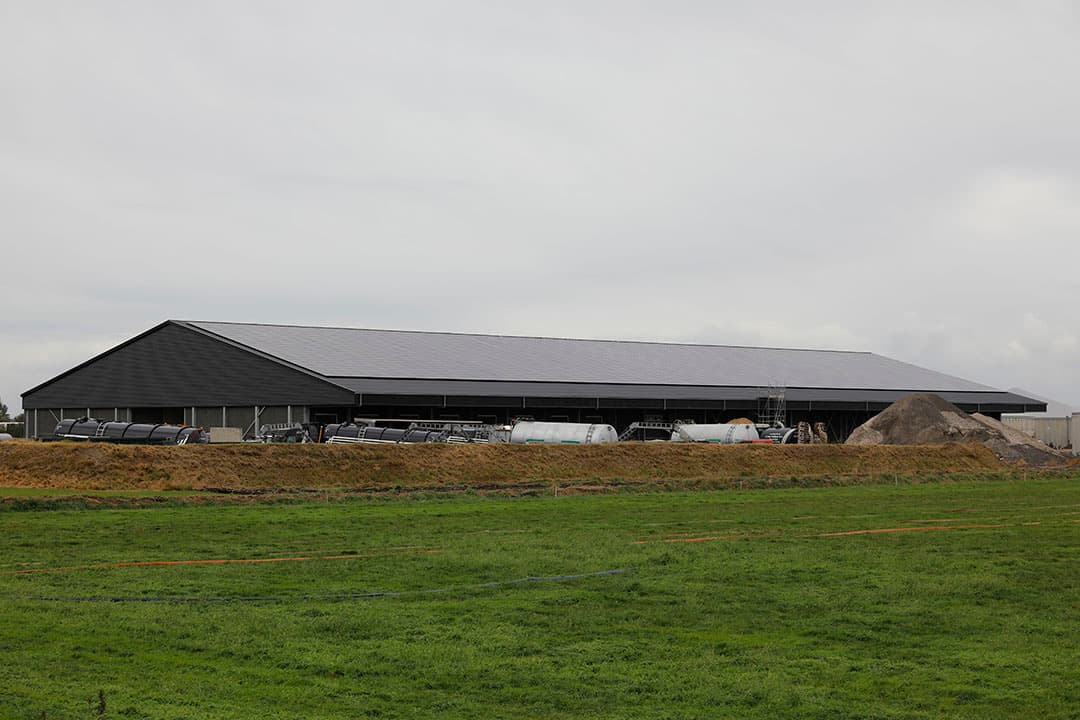 De nieuwe hal van Joop van Leijsen voor de opslag van akkerbouwproducten en de verwerking van mest. Het dak ligt vol zonnecollectoren. De groene energie wordt gebruikt om de pompen, mixers en klimaatinstallatie te laten draaien. - Foto: Roel Dijkstra fotografie