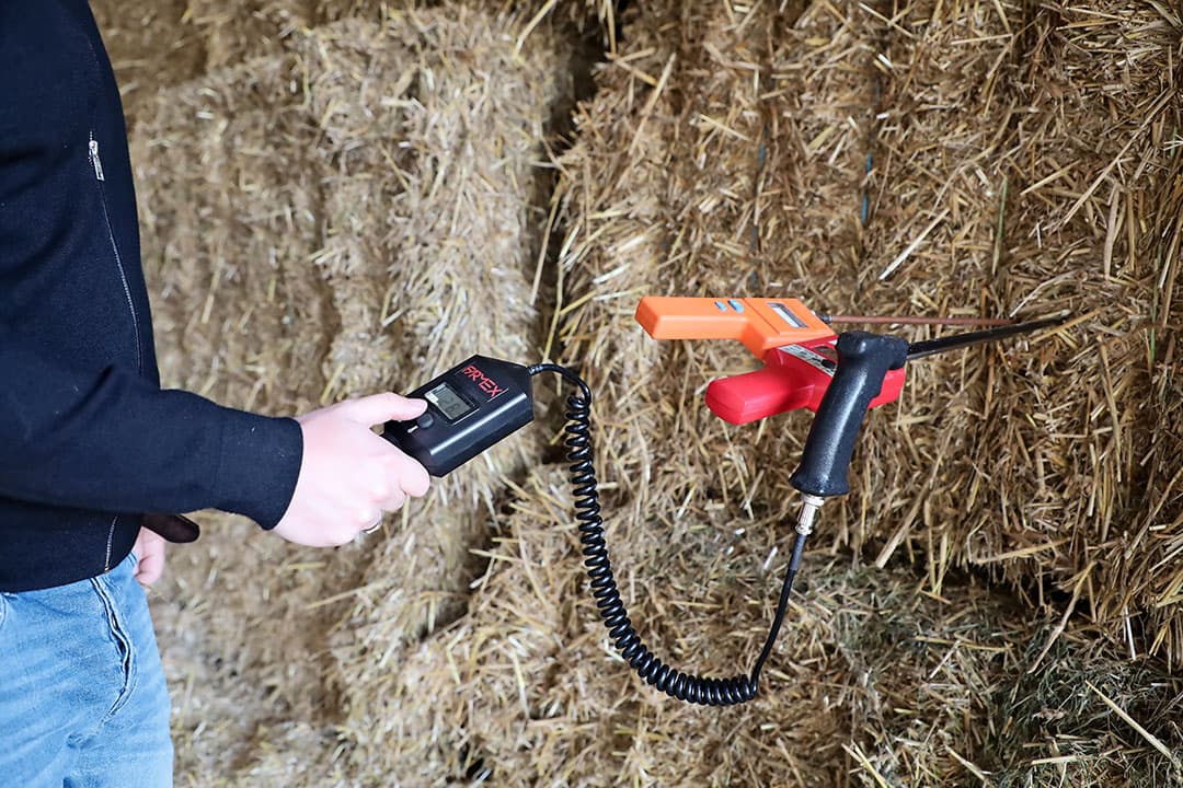 De drie vochtmeters in het stropak met het hoogste percentage vocht. Op dezelfde diepte en dicht bij elkaar in het pak zien we een verschil van bijna tien procent op de meters. - Foto's: Margriet Nijenhuis