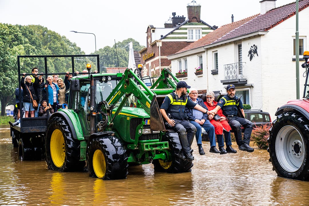 Limburg met extreme wateroverlast, boeren helpen met evacueren. - Foto: Bert Jansen