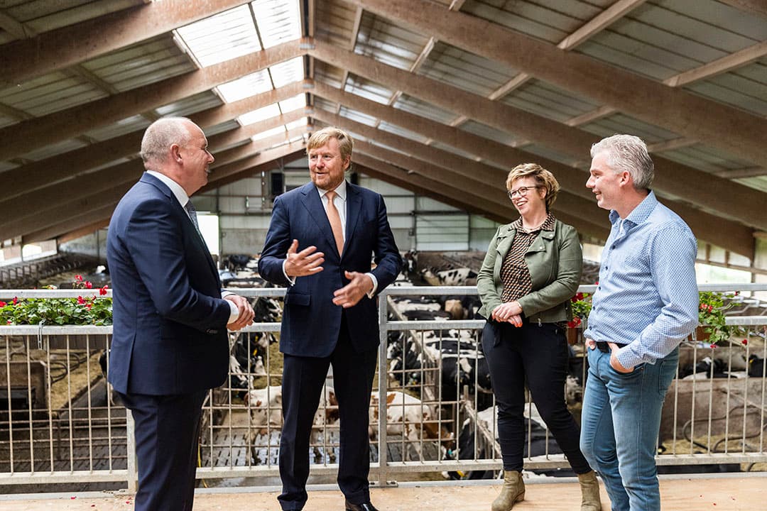 Links Bert Boerman, loco-commissaris van de Koning. Rechts melkveehouders Hermen en Leanne Spans. - Foto: provincie Overijssel/Raymond van Olphen