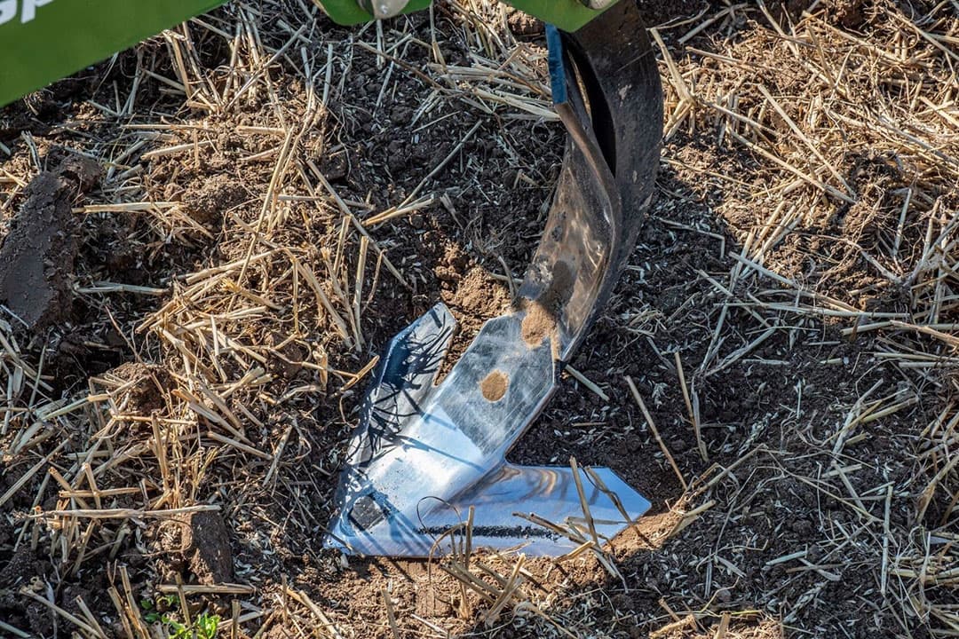 Met een ganzenvoetschaar kan je de wortels van de onkruiden kort onder bodemoppervlak aanpakken. - Foto: Amazone